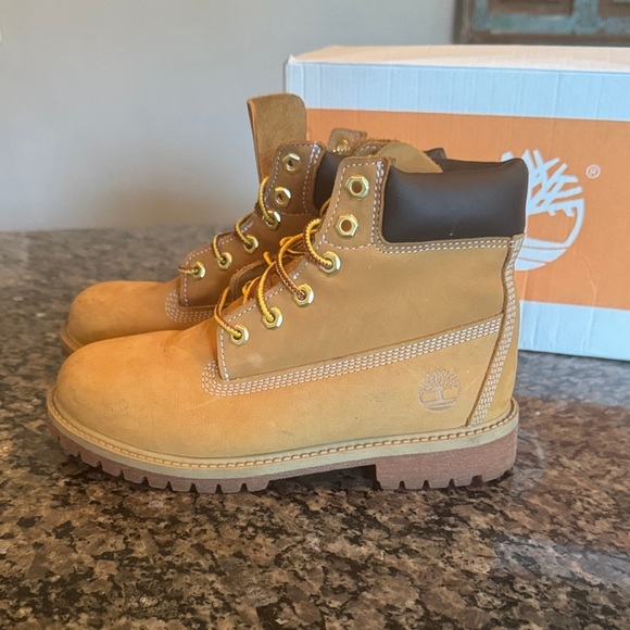 Timberland classic wheat nubuck Brown and Tan Boots 5 juniors EUC - Picture 7 of 16
